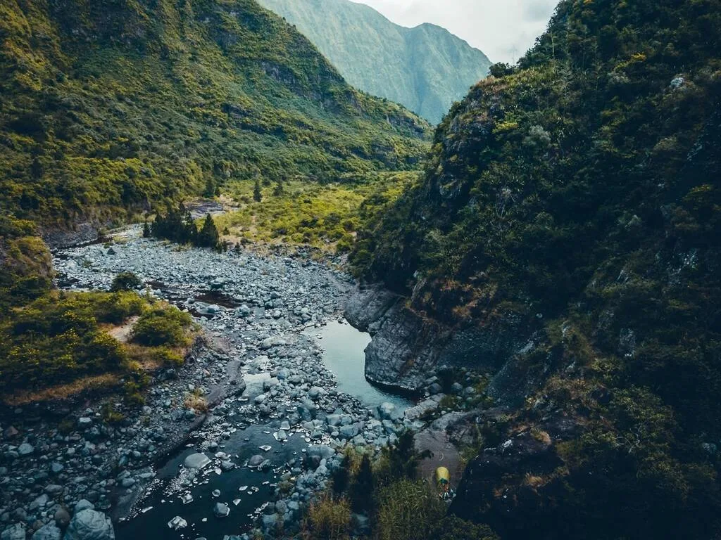 Tente dans la rivière des galets à La Réunion.