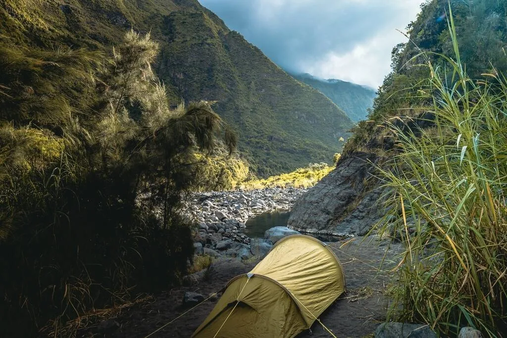 Tente dans le cirque de Mafate à La Réunion.