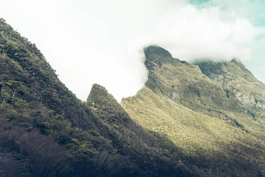 Nuage recouvrant les sommets du cirque de Mafate à la Réunion.