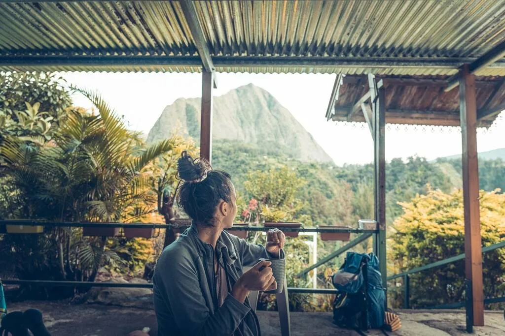 Femme buvant un thé dans un bar dans le cirque de Mafate à La Réunion.
