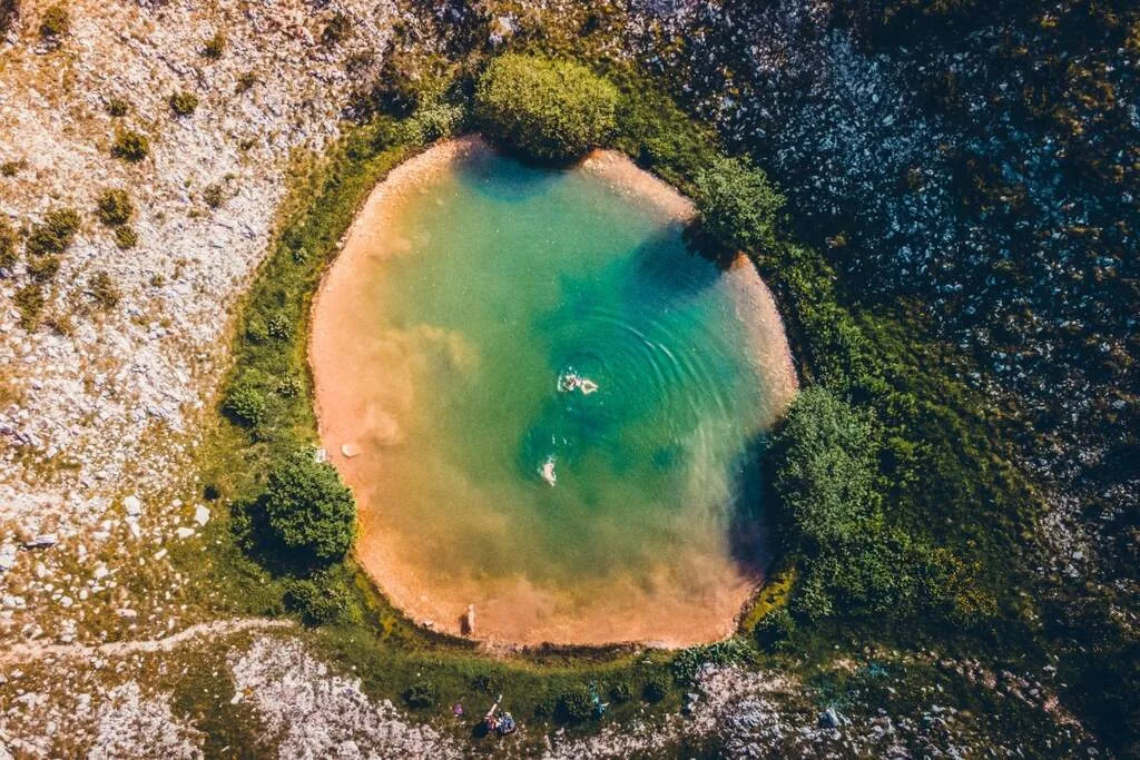 vue aérienne du lac de crvenjak en Bosnie-Herzégovine