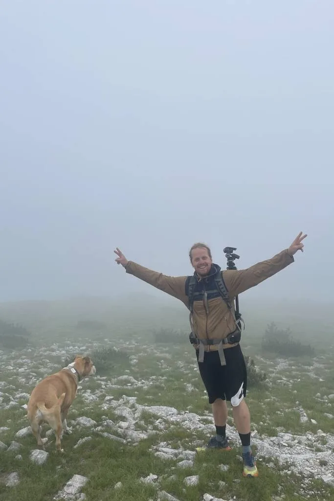 un homme et son chien dans le brouillard en Bosnie Herzégovine