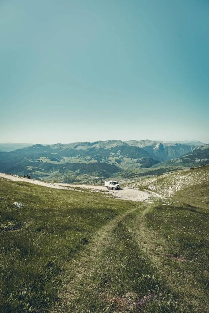 camion sur une piste à Bjelasnica en Bosnie-Herzégovine