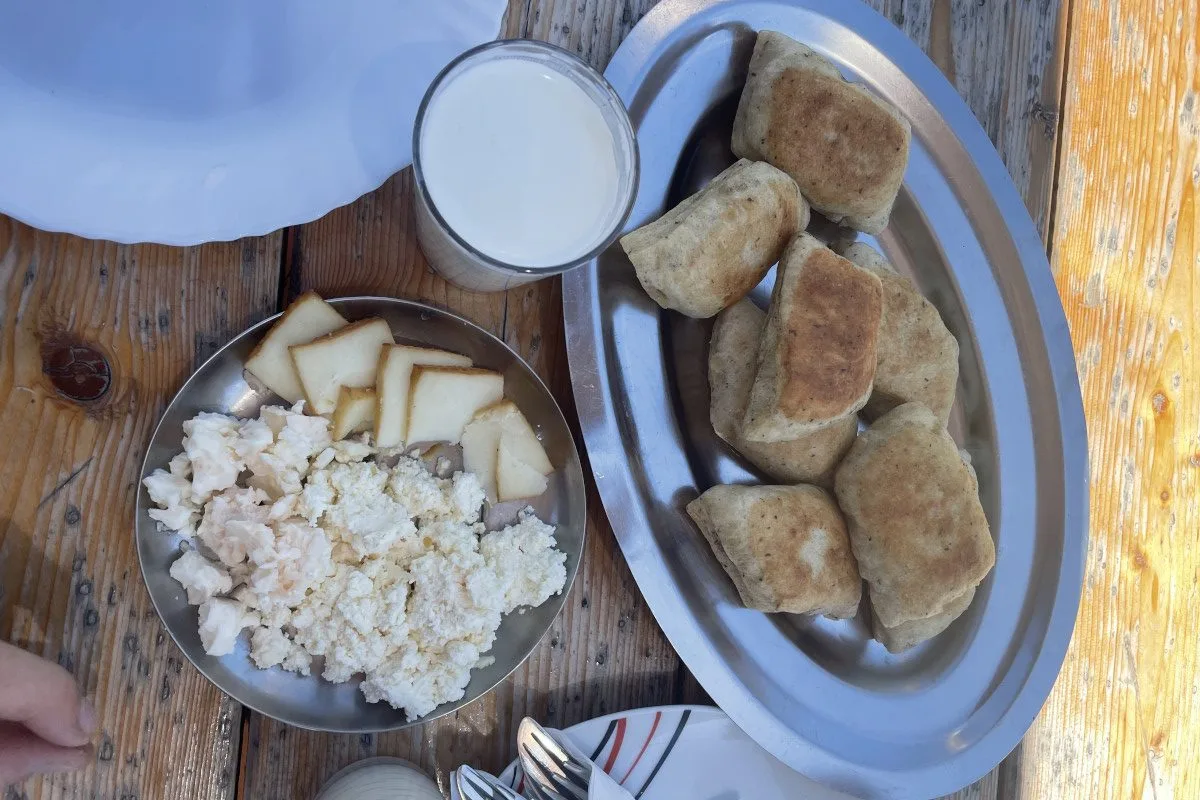 fromage divers de bosnie herzegovine , des petits pains et un verre de kefir