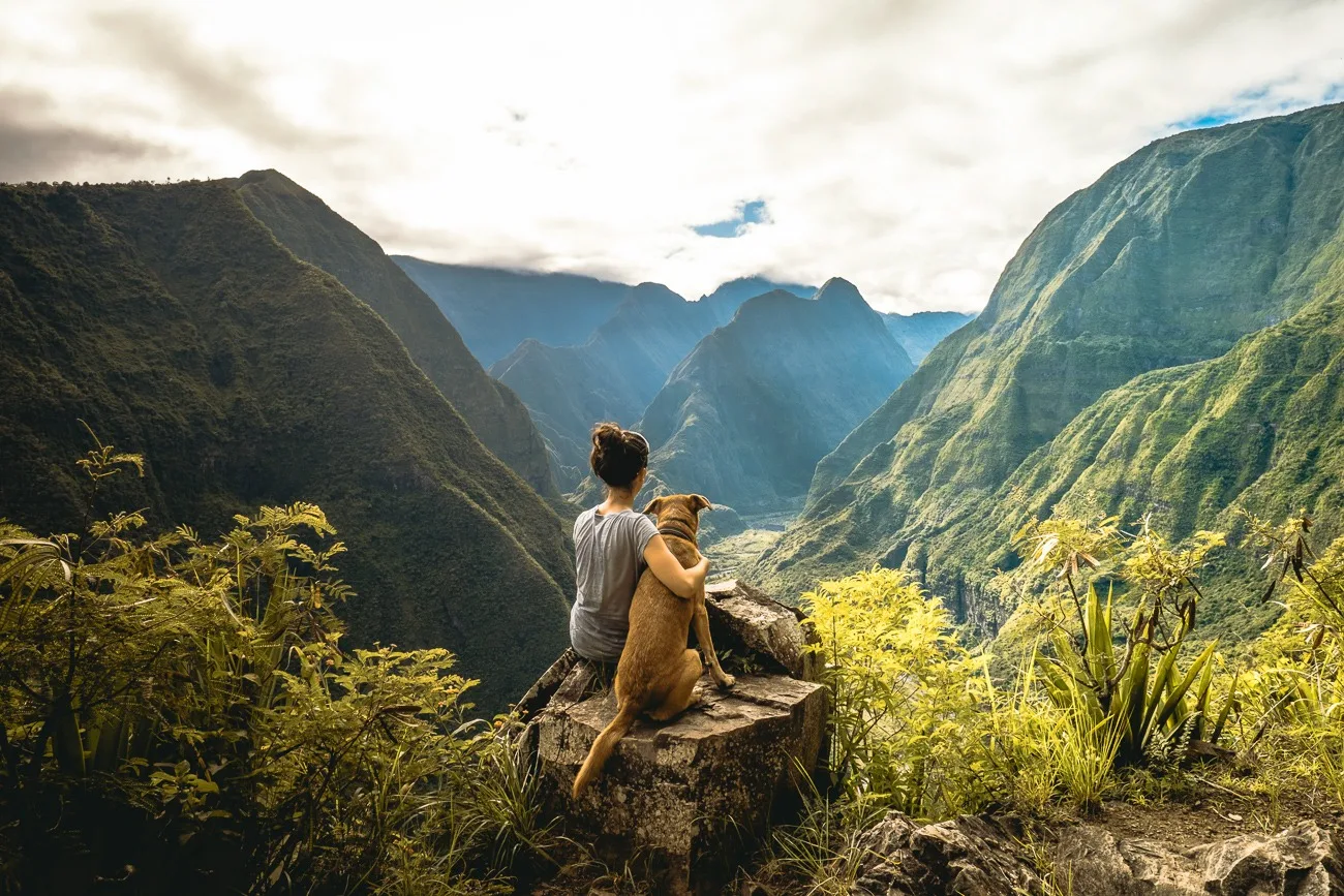 Femme avec son chien et une vue sur le cirque de Mafate.