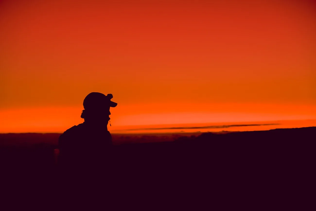 Silouette d’une personne dans le coucher de soleil sur le piton de Bert à La Réunion.