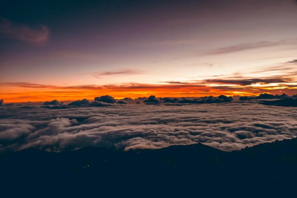 Lever de soleil au piton des Neiges à la Réunion.