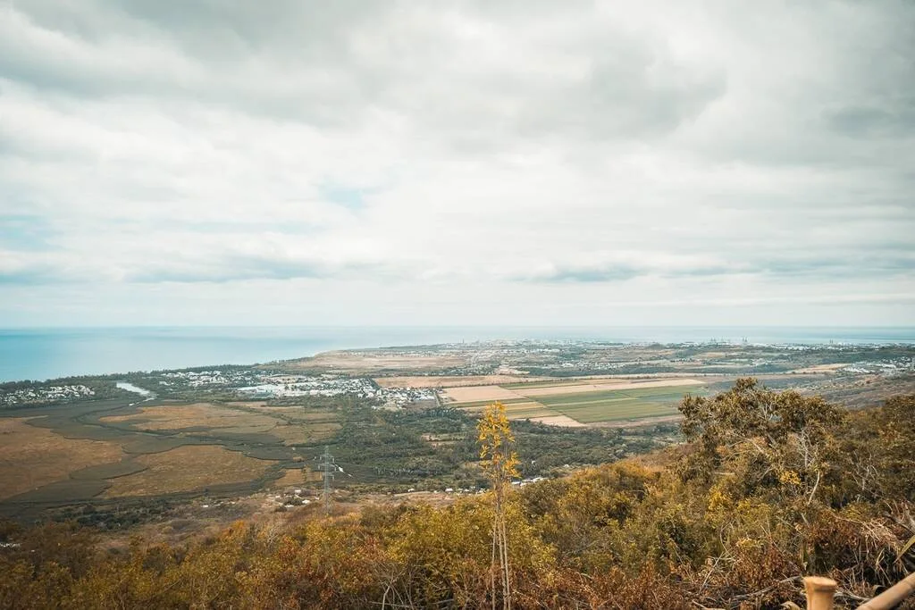 Vue sur la mer depuis le sentier du tour des Roches à Saint-Paul à la Réunion.