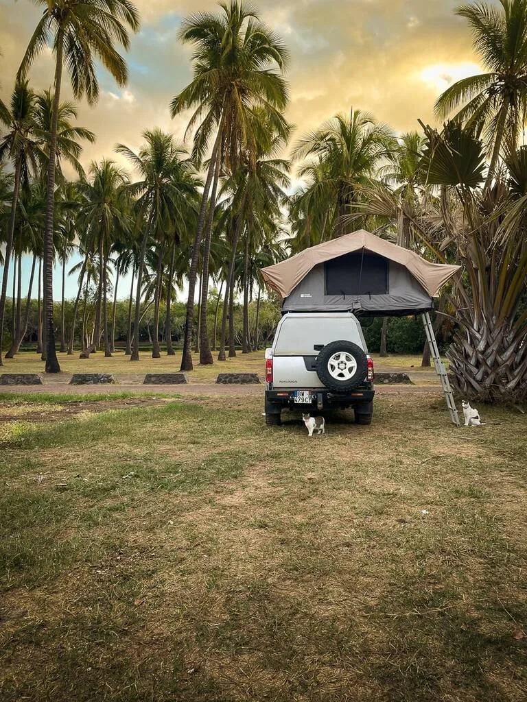 4x4 avec tente de toit sur un espace vert à Saint-Paul à la Réunion.