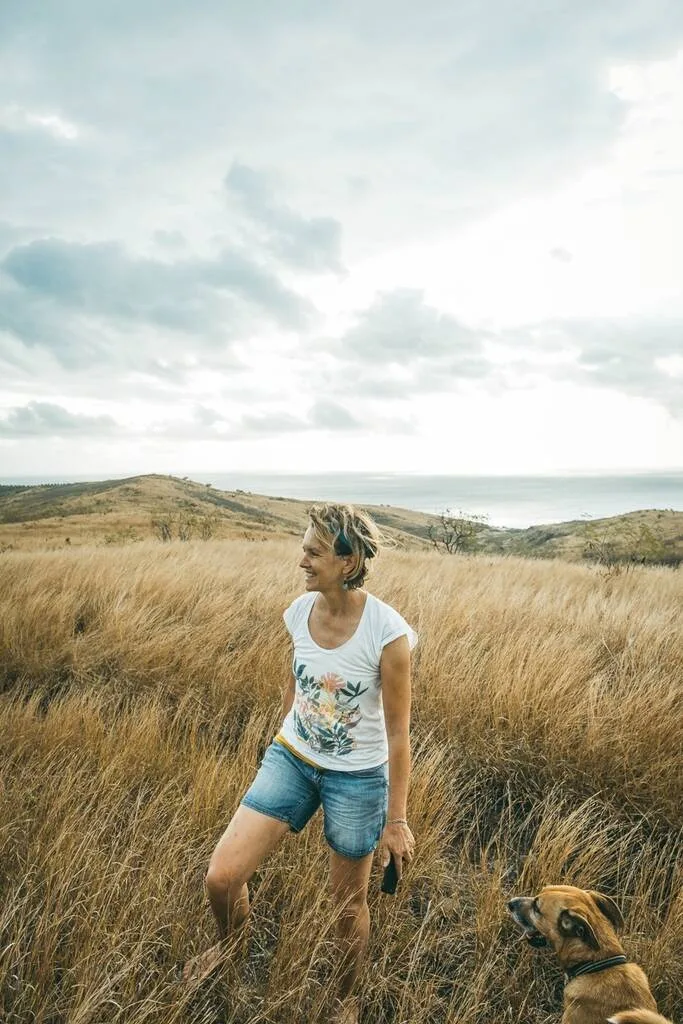Femme qui se balade dans la savane à Saint-Paul, à la Réunion.