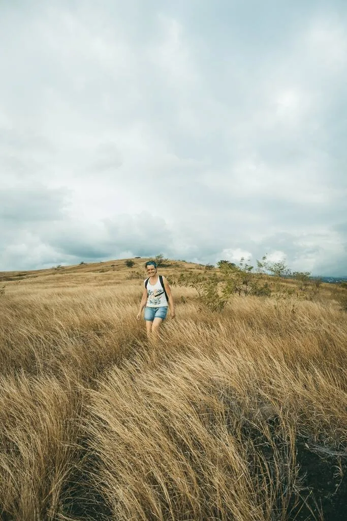 Femme qui se balade dans la savane à Saint-Paul, à la Réunion.
