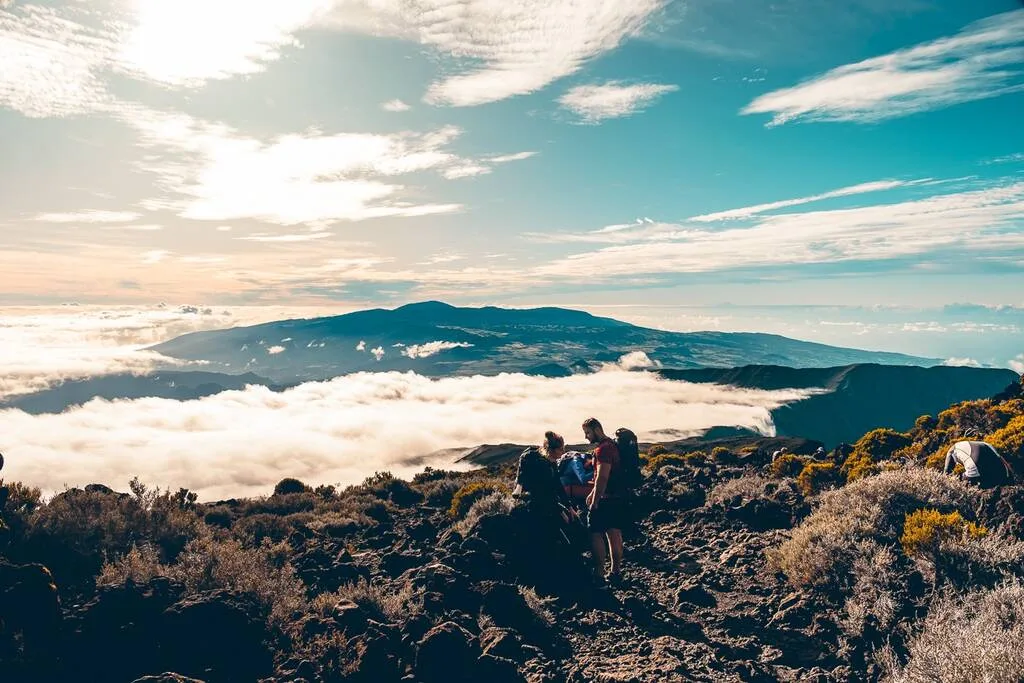 Un couple au sommet du piton des neiges 