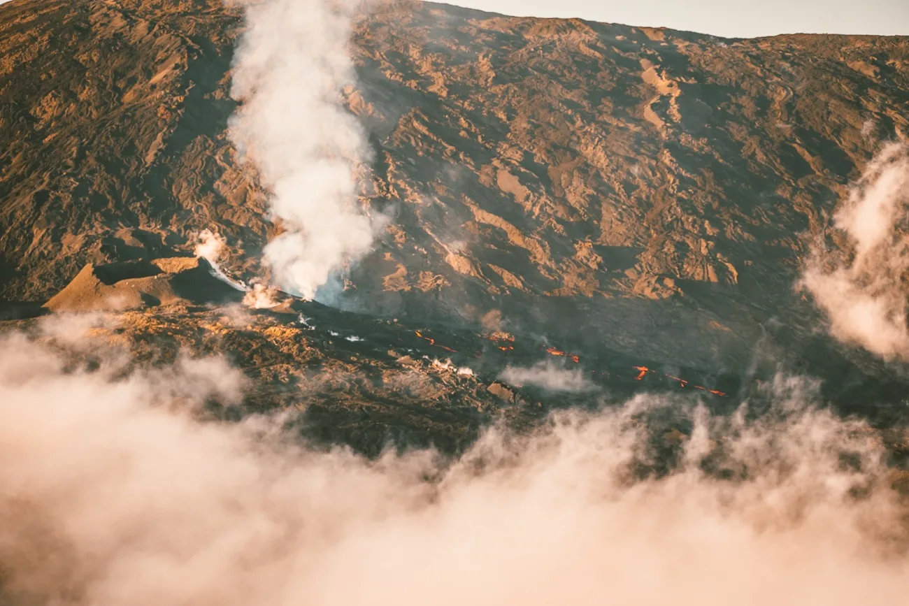Le volcan du Piton de la Fournaise en éruption sur l’île de la Réunion.