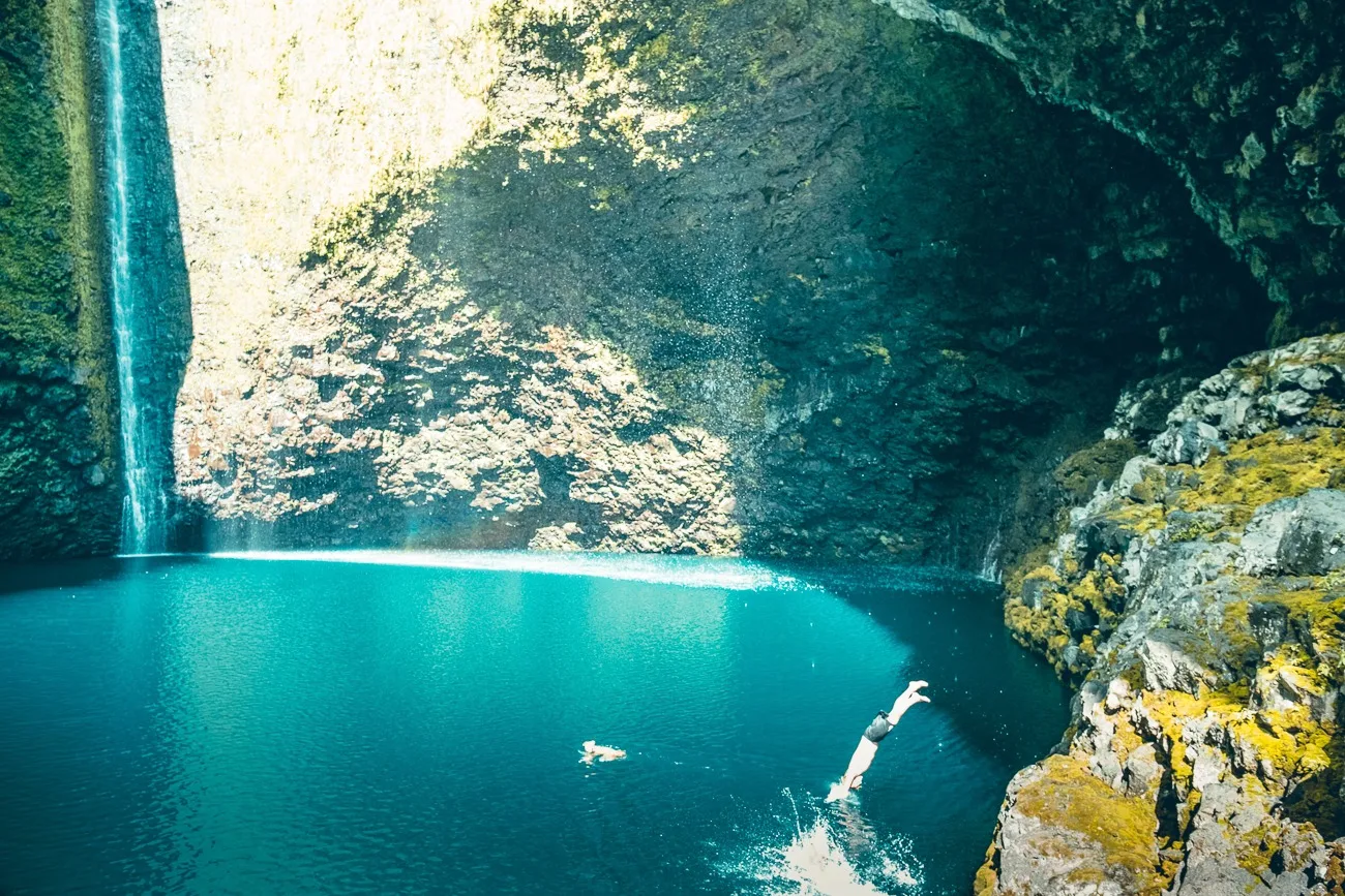 Un homme qui plonge et un chien qui se baigne dans le bassin chaudron à Saint-Denis sur l'île de la Réunion.