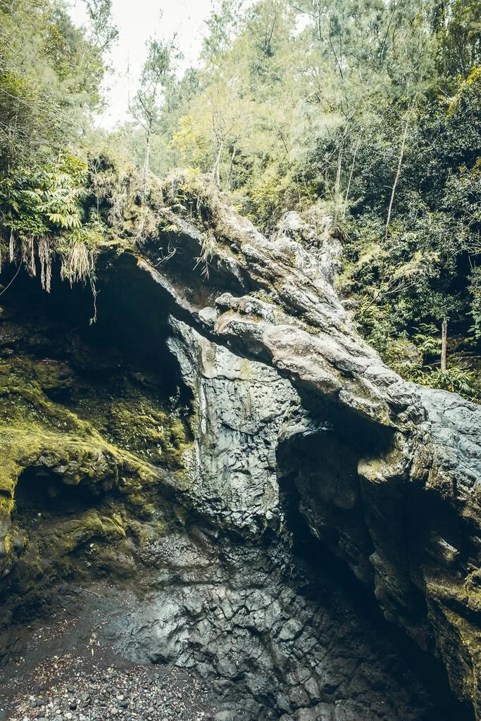 Bassin à sec de la cascade blanche sur l'île de la Réunion
