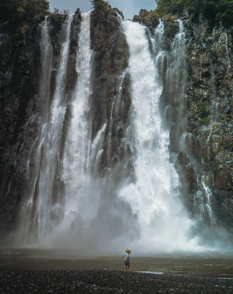 Un enfant devant la cascade Niagara à la Réunion
