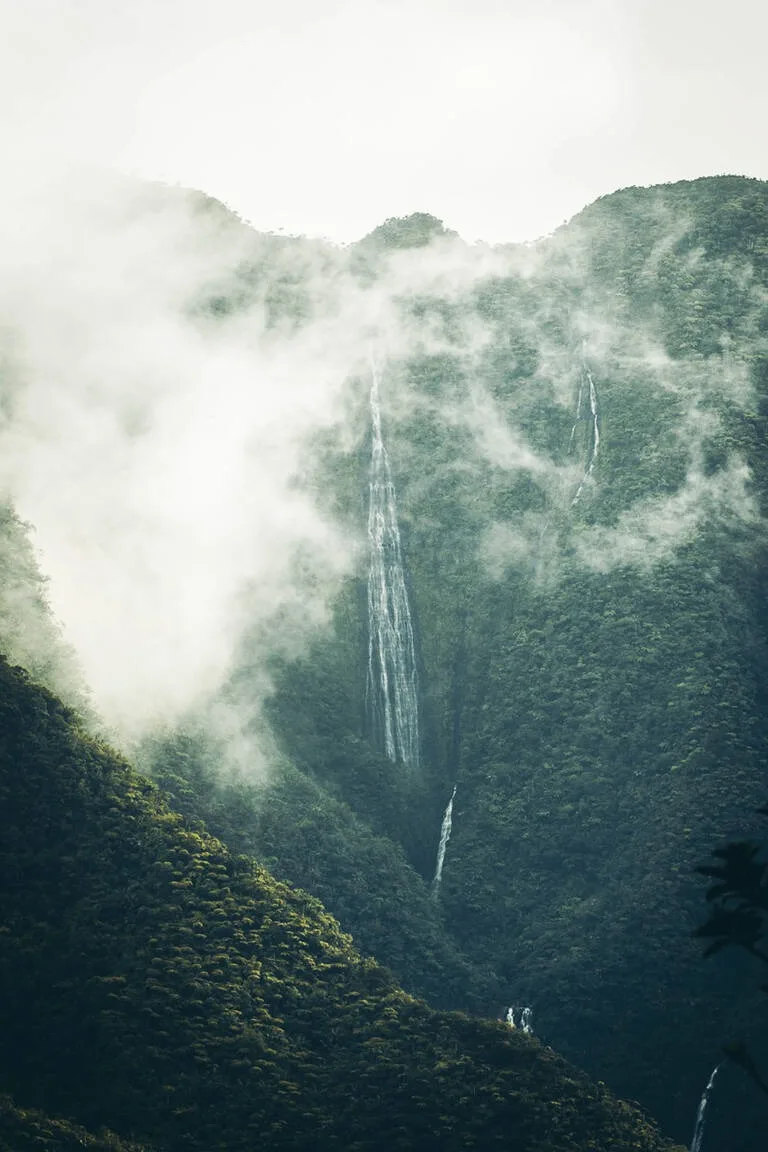 Les cascades de Takamaka dans les nuages