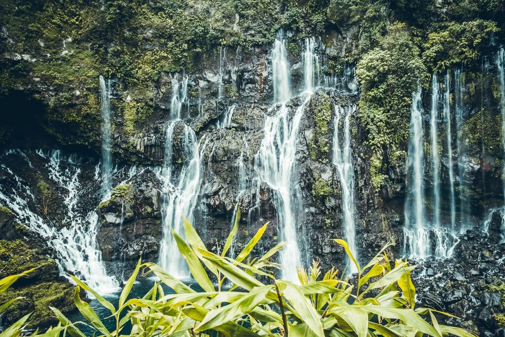 Cascades de grands galets dans la rivière Langevin sur l'île de la Réunion