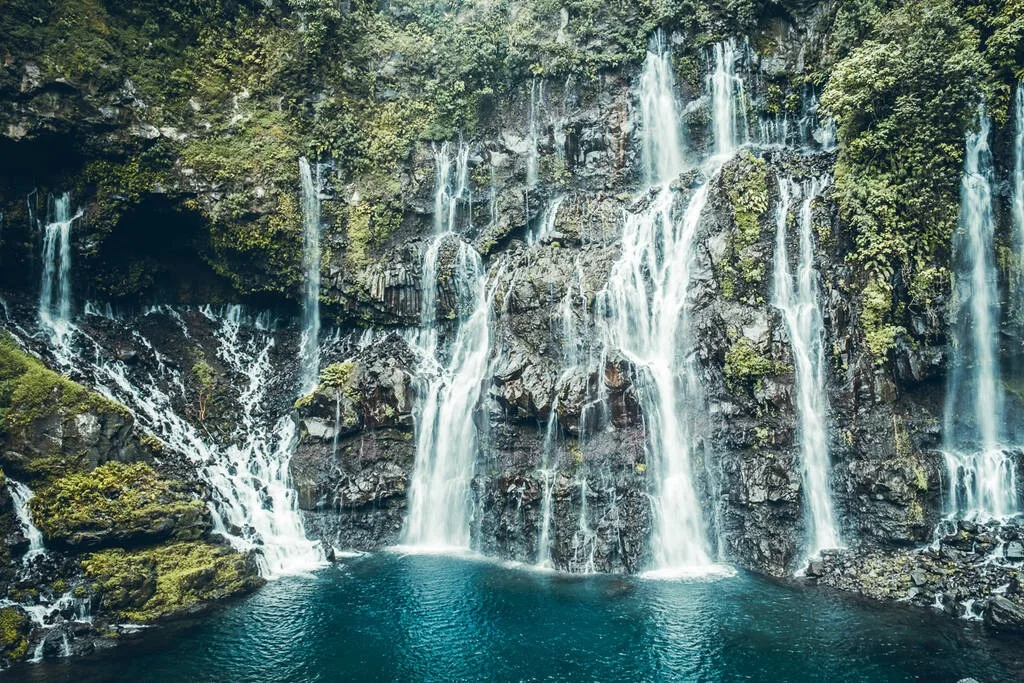 Cascades de grands galets dans la rivière Langevin sur l'île de la Réunion