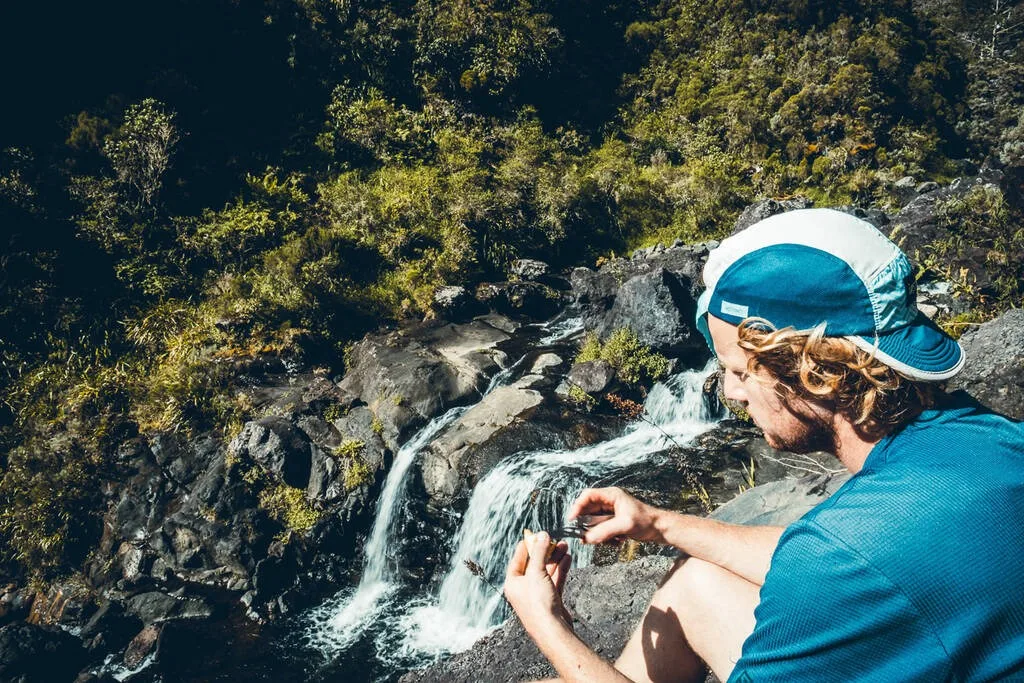 un homme devant la source Mahnoui à la Réunion