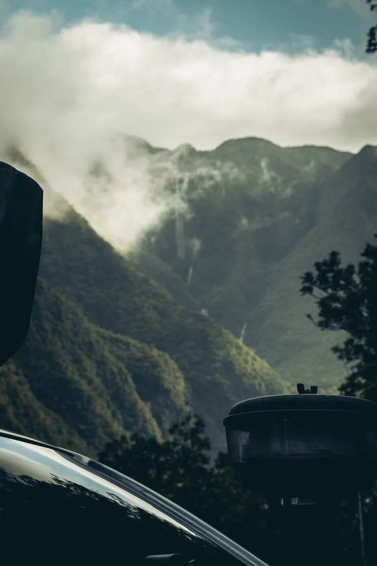 4x4 au premier plan avec takamaka à l’ arrière-plan