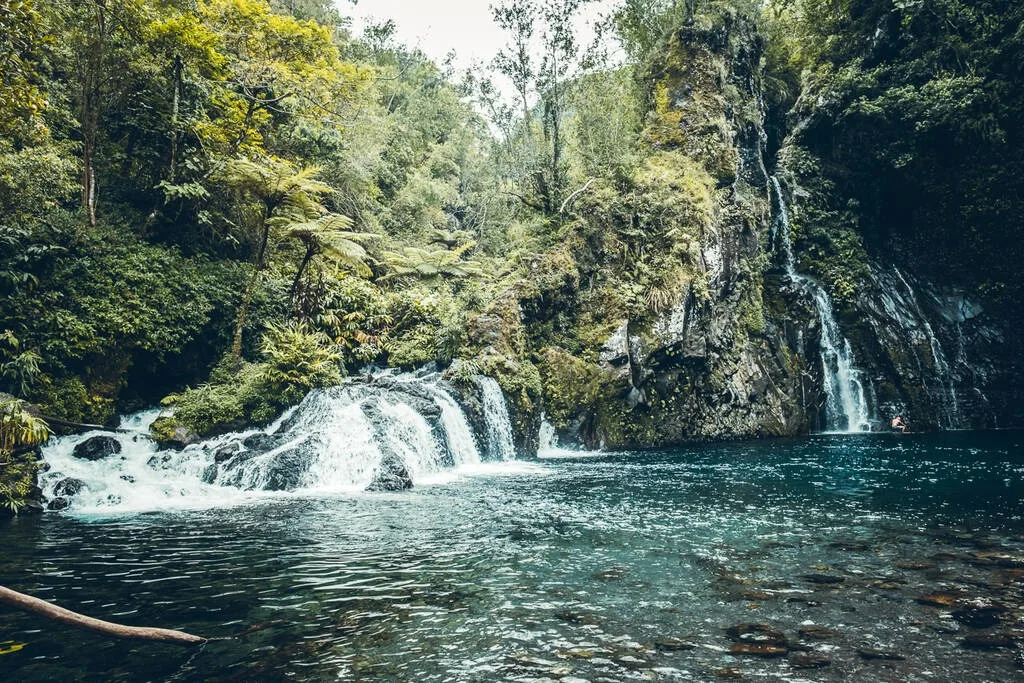 Bassin et cascade de trou noir sur l'île de la Réunion.