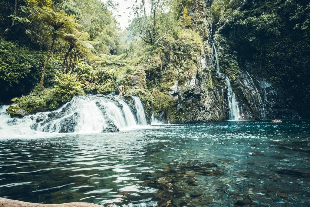 Bassin et cascade de trou noir sur l'île de la Réunion.