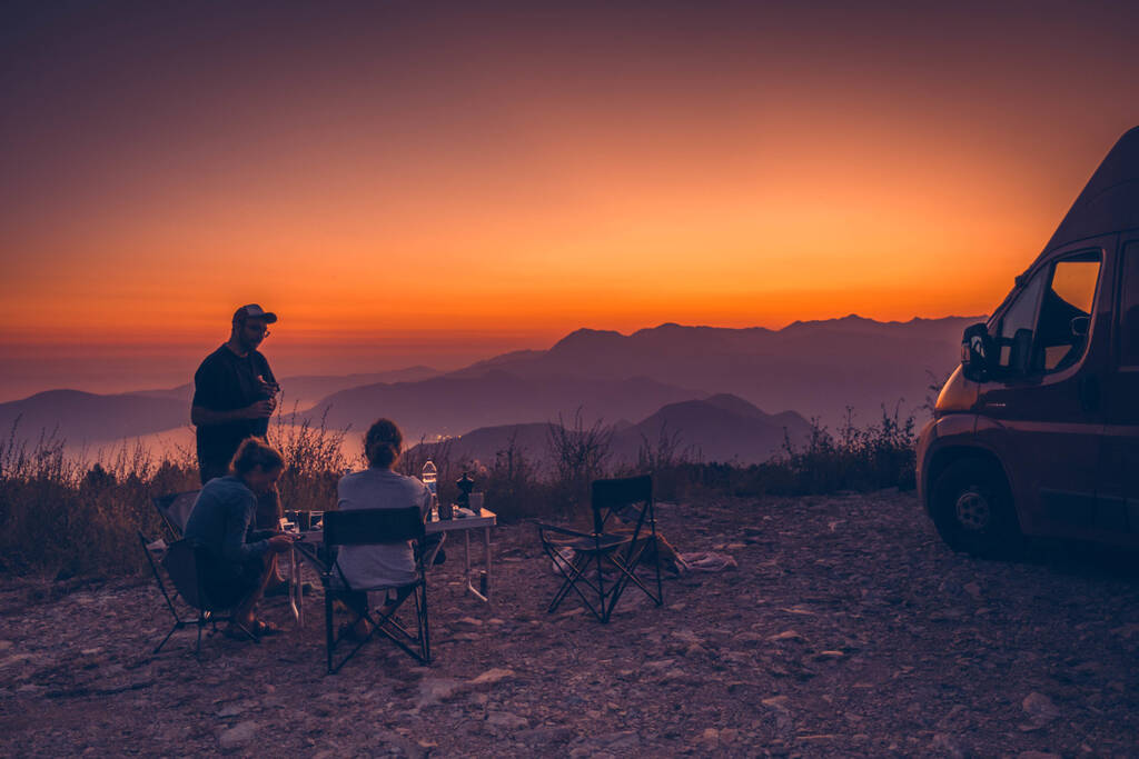 Des personnes devant un coucher de soleil sur la baie de Kotor au Monténégro