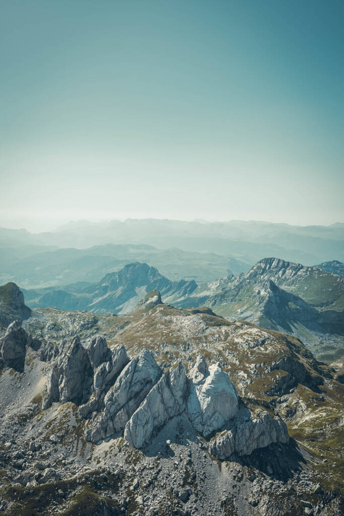 Vue depuis le Bobotov Kuk sur le paysage du Dormitor situé au Monténégro