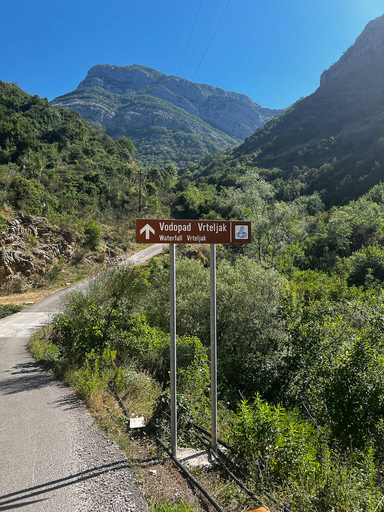 Route pour aller à la cascade Vrtjejak située au Montenegro