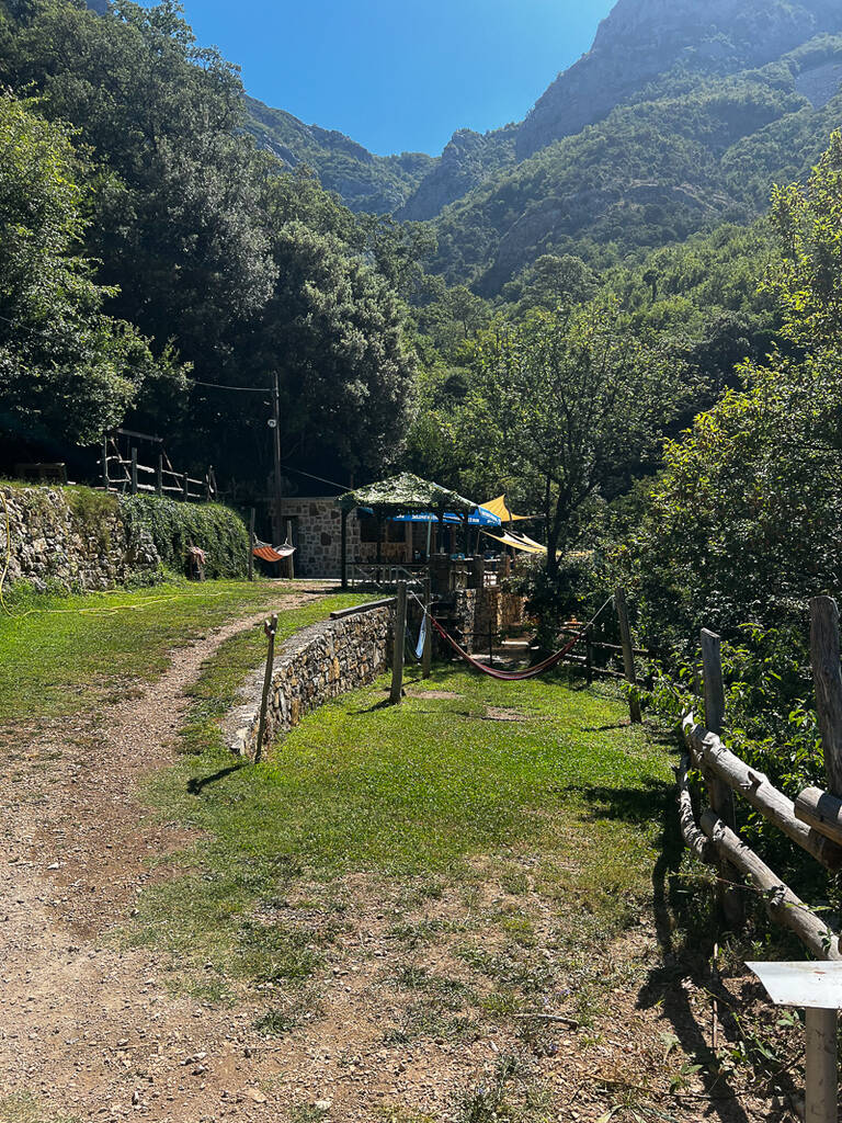 Restaurant en face de la cascade Vrtjejak située au Montenegro