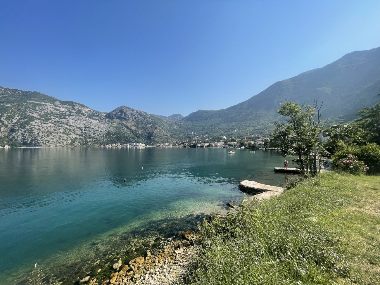 Une eau bleue dans la baie de Kotor au Monténégro