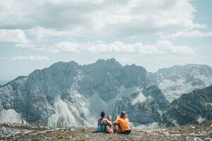 un couple avec deux chiens au sommet du mont Prutas dans le Durmitor au Monténégro