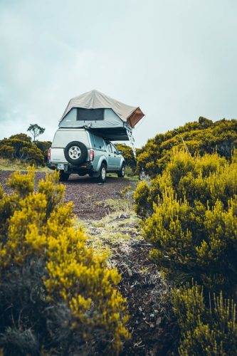4 x4 avec une tente de toit dépliée sur le parking du Pas de Bellecombe à la Réunion