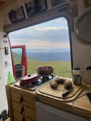Coin cuisine d'un camion avec vue sur les montagnes du Monténégro