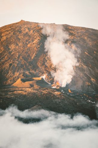 Éruption du volcan du Piton de la Fournaise à La Réunion.